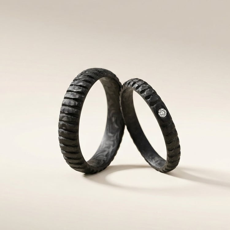 Halbrunde Eheringe aus Carbon mit Diamant Lisa 166687