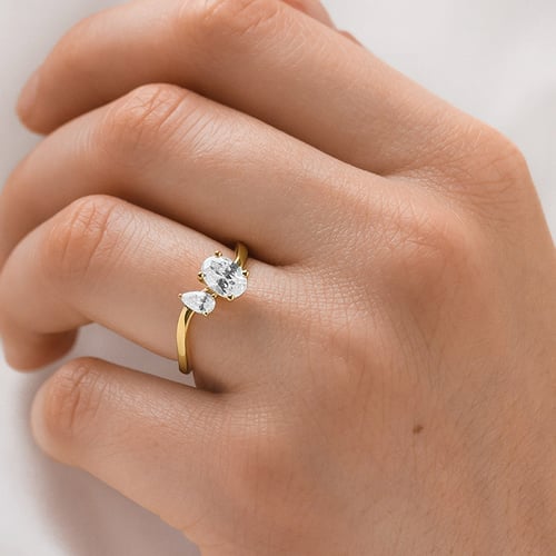 Verlobungsring in Wellenform mit einem tropfenförmigen und einem ovalen Diamanten Zita