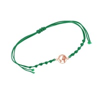 Armband mit einem Anhänger in Form der Weltkarte Globe