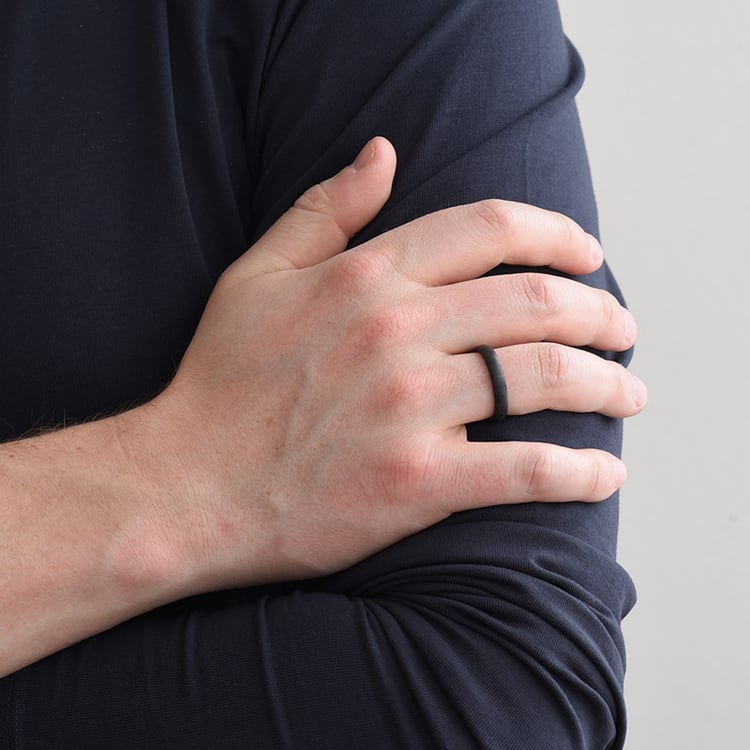 Halbrunde Trauringe aus Carbon Riem 79661