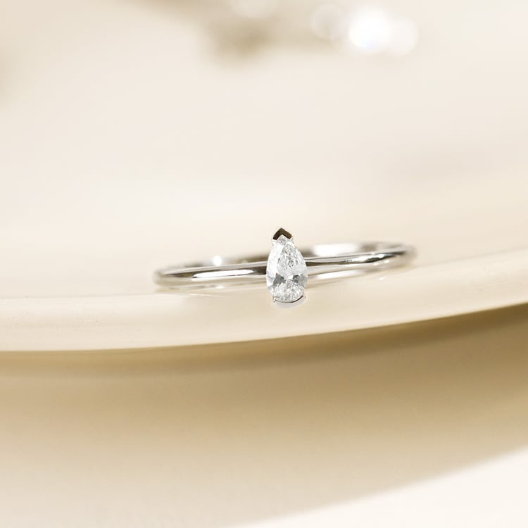 Minimalistischer Goldring mit einem Lab Grown Diamanten in Birnenform Valentin 161896