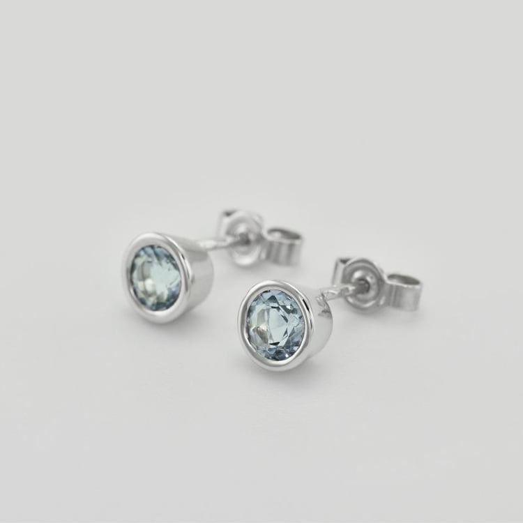 Bezel Ohrringe aus Platin mit Aquamarinen Wetty 70668