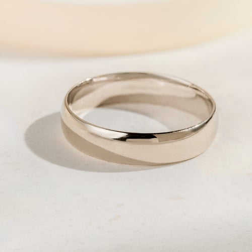 Schlichte Eheringe aus Gold in Haselnussfarbe Ygyn