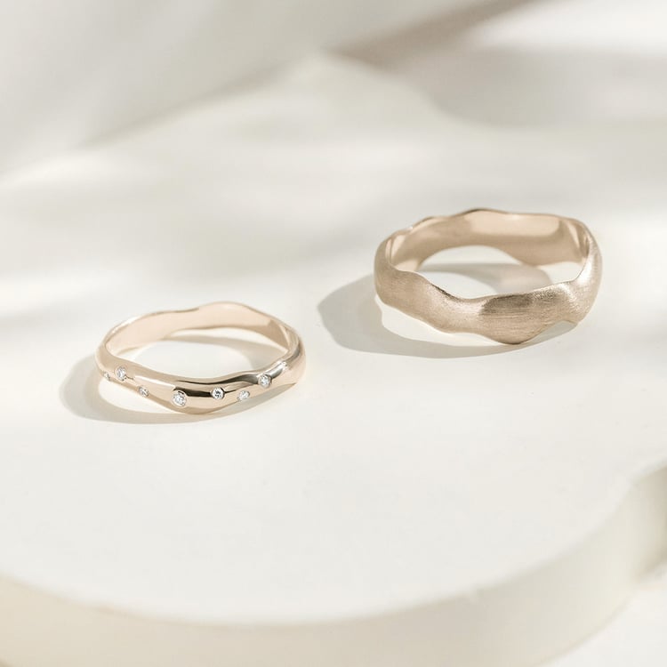 Unregelmäßige Eheringe aus Gold in Haselnussfarbe mit Diamanten Parnell 166284