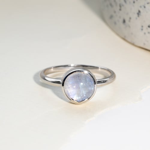 Goldener Ring mit Cabochon Mondstein Yana