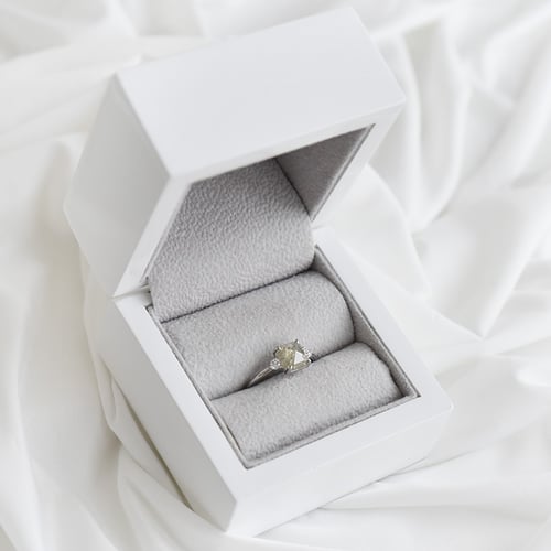 Ring mit einem Salt and Pepper Diamanten Mahmud