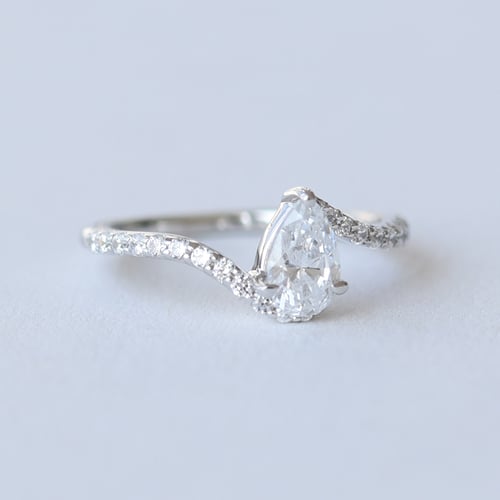 Verlobungsring mit Diamant in Birnenform Nala
