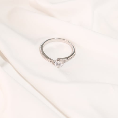 Verlobungsring mit seitlichen Diamanten Lileas
