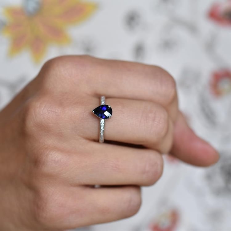 Finger mit Ring mit Zirkonia und Saphir 22147