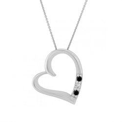 Silberner Anhänger mit einem Herzen und schwarzen und weißen Diamanten Tanish