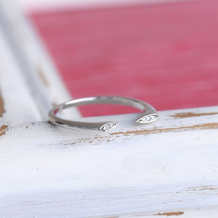 Atypischer Ring mit sechs Diamanten Aislinn 84782