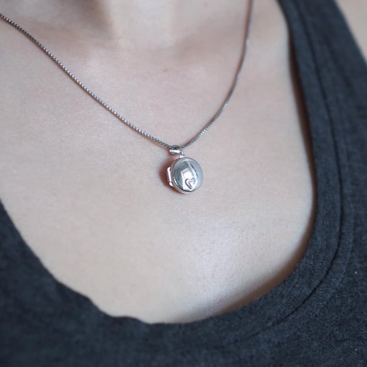 Silbernes Medaillon mit Diamant im Herz Barra 8008