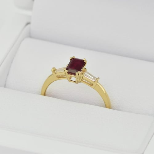 Verlobungsring mit Rubin und Baguette Diamanten Gracie