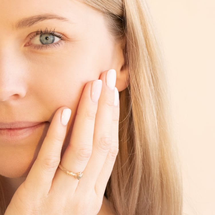 Goldener Ring im Holzdesign mit einem Salt and Pepper Diamanten Lilia 100957