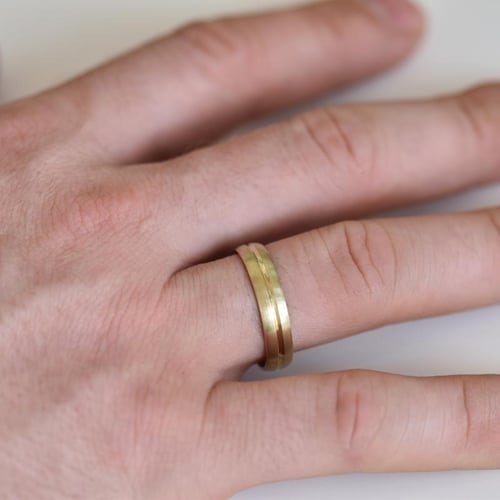 Goldene Eheringe mit Diamant Dellai