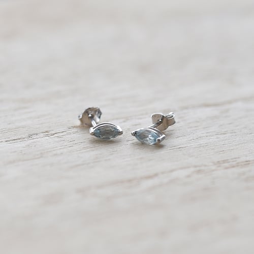 Minimalistische Ohrstecker aus Silber mit Aquamarin Andine