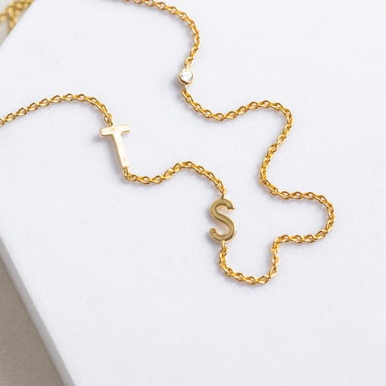 Halskette mit zwei Buchstaben Ihrer Wahl und Lab Grown Diamanten Lupe