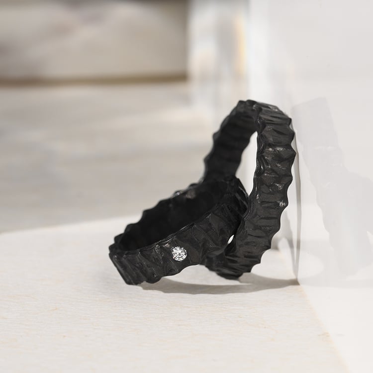 Trauringe aus Carbon mit unebener Oberfläche und Diamant Soren 140214