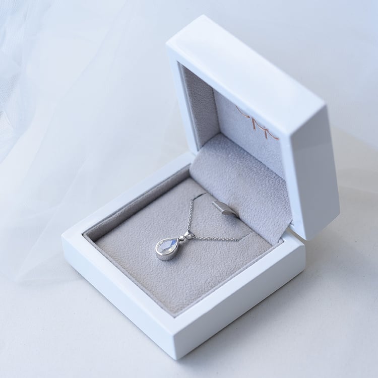 Goldene Anhänger mit Mondstein und Diamanten Moontly 65598