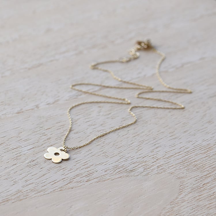 Zarte goldene Halskette mit Anhänger in Blumenform Brilie 67720