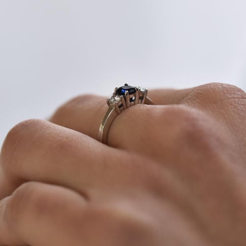 Verlobungsring mit Saphir und Diamanten Clark