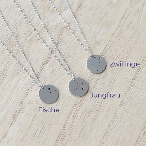 Goldener Anhänger mit Sternbild und Edelstein Nyala