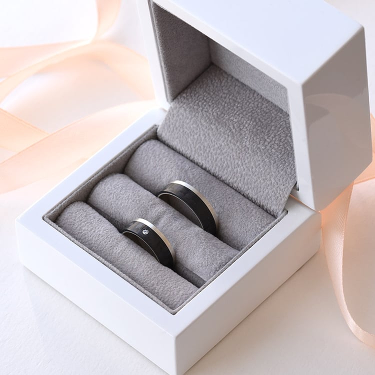 Flache Trauringe aus Carbon und Gold mit Diamant Adidan 77510