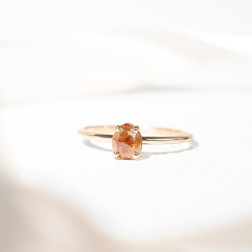 Goldener Ring mit Salt and Pepper Diamant in Birnenform Lorelei