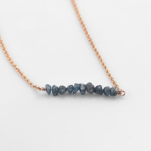 Goldener Choker mit blauen ungeschliffenen Diamanten Inaku