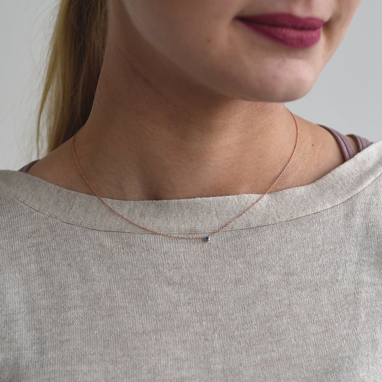 Silberne minimalistische Kette mit einem blauen Diamanten Glosie 103688