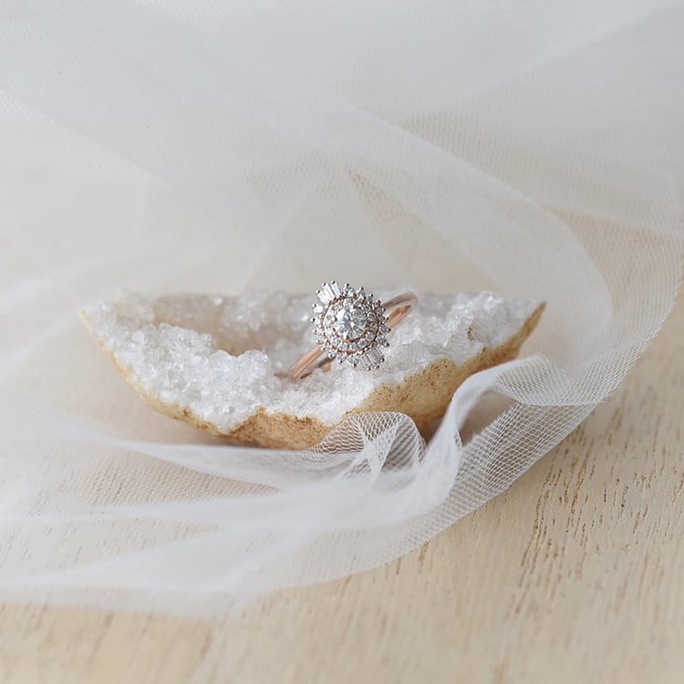 Einzigartiger Verlobungsring aus Gold mit Moissanit und lab-grown Diamanten Deizy 63651