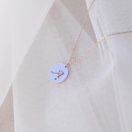 Anhänger mit schwarzem Diamant und Gravur eines Buchstabens Sager