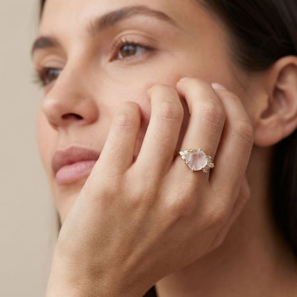 Einzigartiger Scheidungsring mit Mondstein und Moissaniten Anita