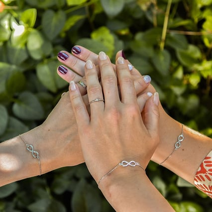 Modisches Silberarmband Infinity