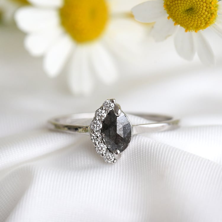 Verlobungsring mit Marquise Salt and Pepper Diamant Susi 82215