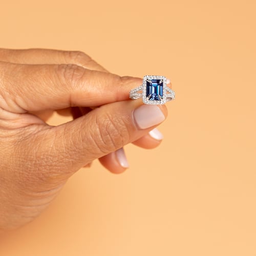 Goldener Ring mit Lab Grown Alexandrit in Emerald Form und Diamanten Ralph