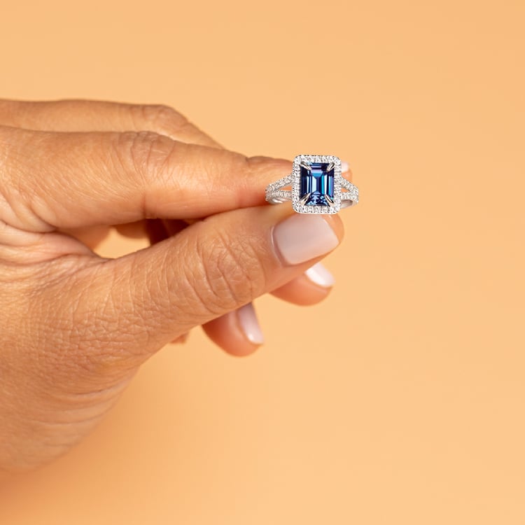 Goldener Ring mit Lab Grown Alexandrit in Emerald Form und Diamanten Ralph 136576