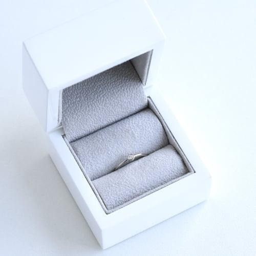 Minimalistischer Ring mit einem Diamanten Emilien