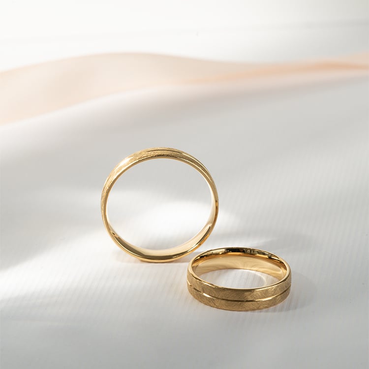 Goldene Eheringe mit gekratzter Oberfläche Alesha 121632