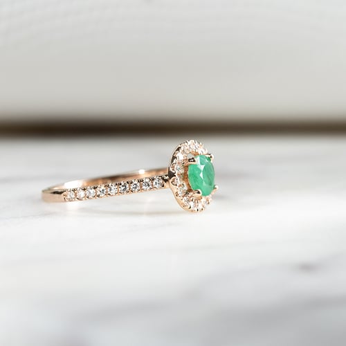 Halo Ring mit Smaragd und Lab Grown Diamanten Kerau