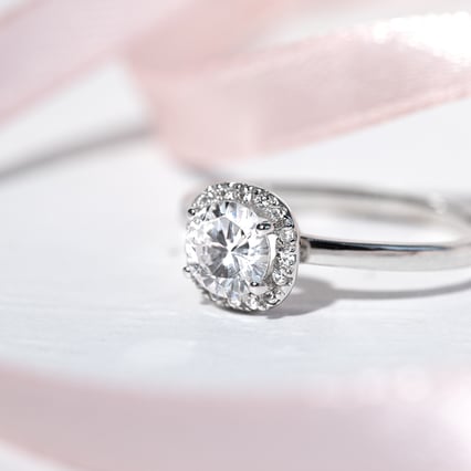 Verlobungsring im Halostil mit Lab Grown Diamanten Zulie