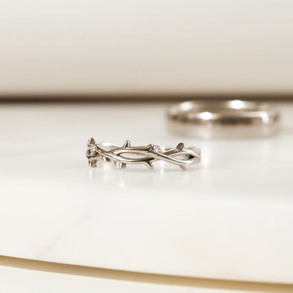 Zarter Goldring in Zweigform aus Haselnussgold Hamana