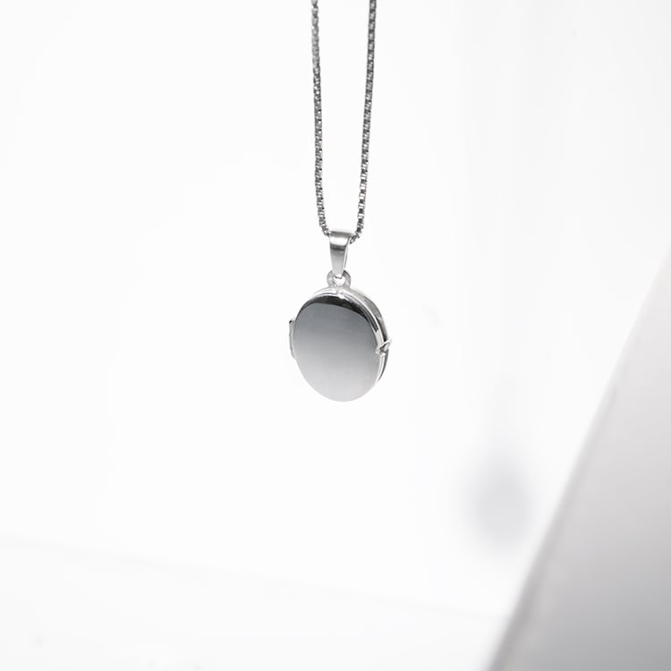 Ovales silbernes Medaillon zum Öffnen 128996