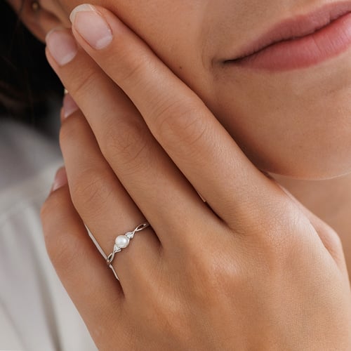 Eleganter Goldring mit Perle und Diamanten Azana