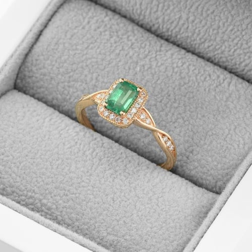 Eleganter Smaragd-Ring mit einem Meer von Diamanten Enoh