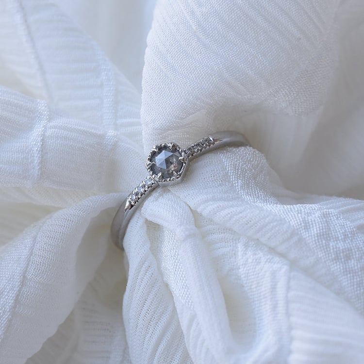 Ring aus Gold mit einzigartigem Salt and Pepper Diamanten Zamiel 68077