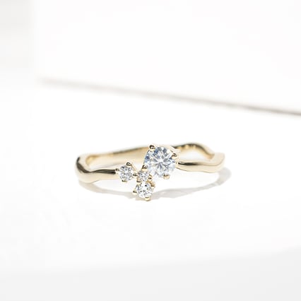 Cluster Ring mit ČGL zertifiziertem Diamanten Roche