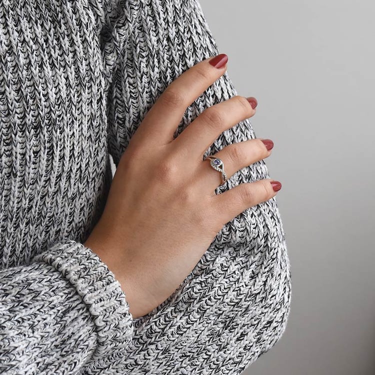 Weißgold Ring mit Tansanit und Diamanten auf dem Hand 69686