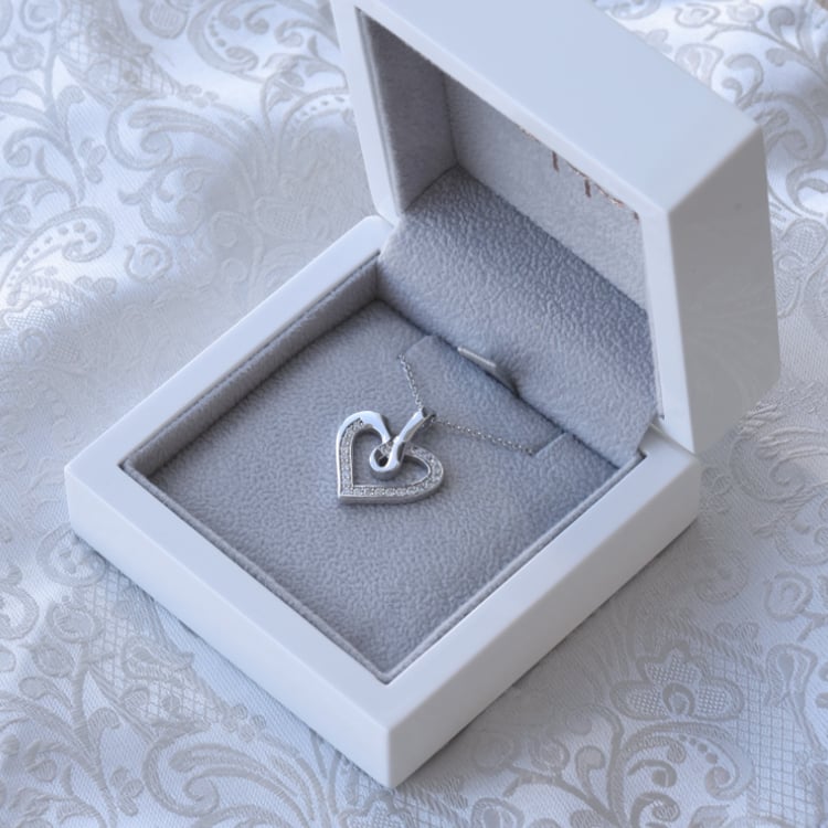 Herz aus Gold mit Diamanten in einer Anhänger Savita 63248