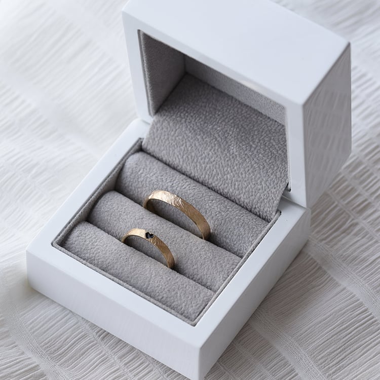 Gehämmerte goldene Eheringe mit mit Emaille Herz Abale 67068